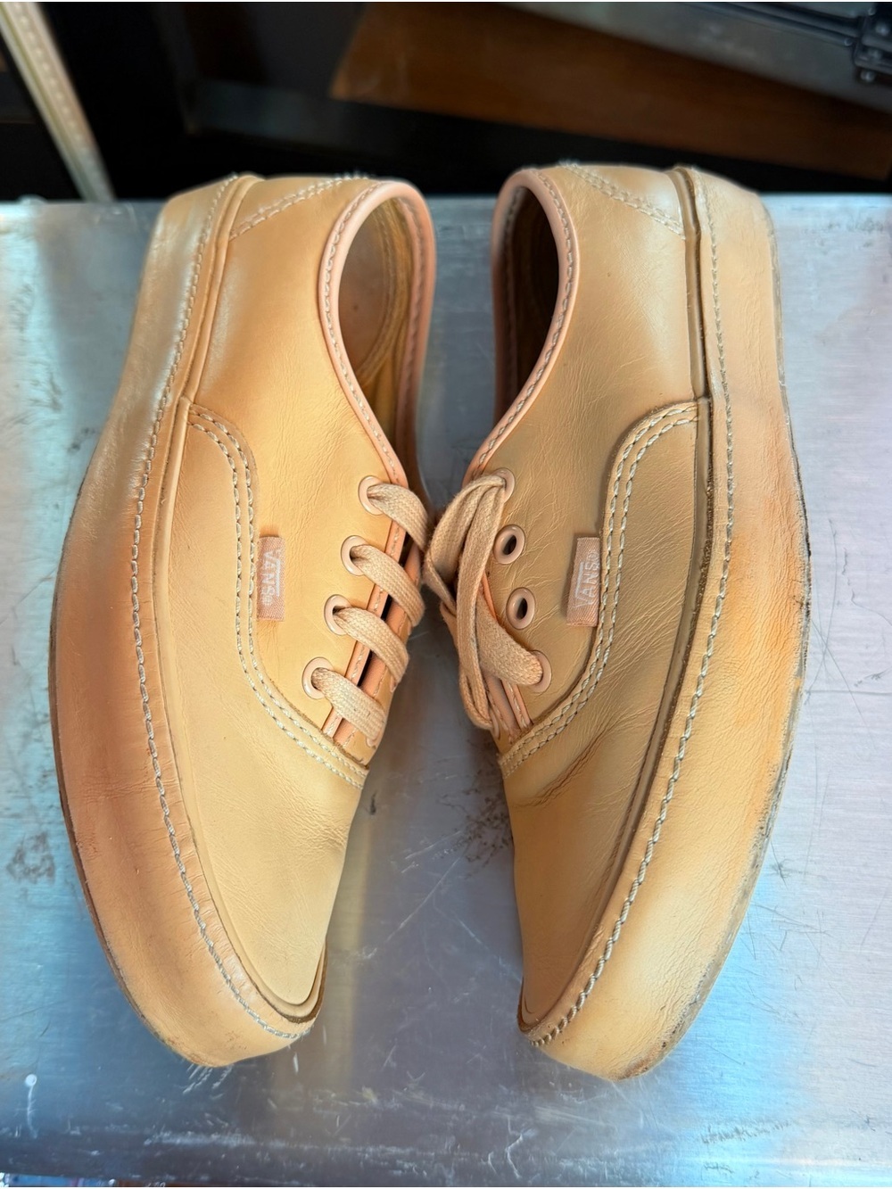 /Mens SZ 5.5 Low-Top Leather Sneakers in Peach - Picture 6 of 13